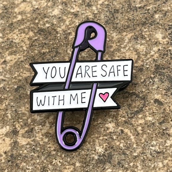 LGBTQ You are safe with me brooch lapel‎ pin backpack pin - Picture 1 of 3